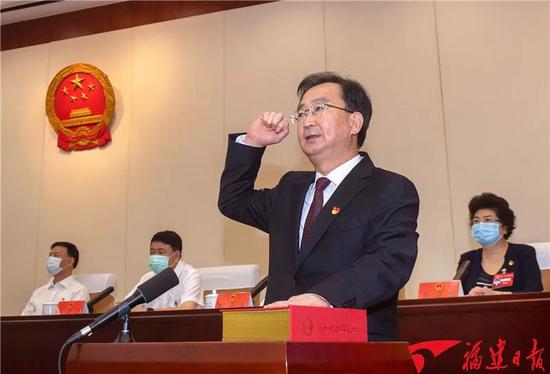 王宁进行宪法宣誓。