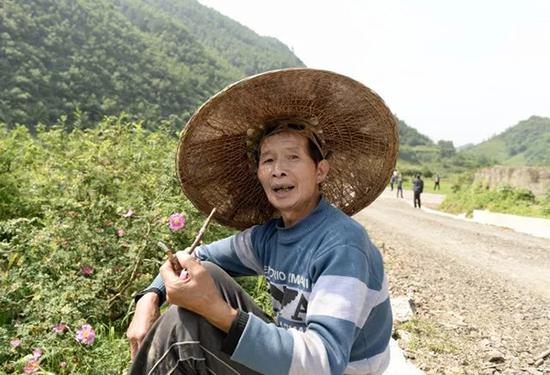 贵定县昌明镇火炬村贫困户唐庭栋，依靠刺梨产业脱贫