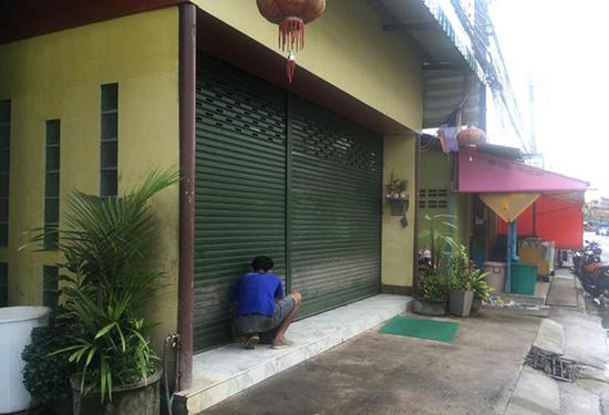 工作人员关闭船厂办公室大门。澎湃新闻记者 邓雅菲 图