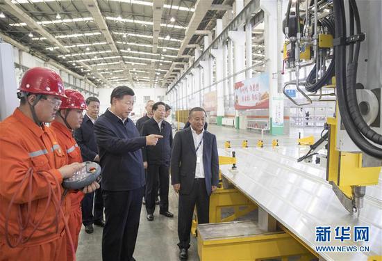 9月25日至28日,中共中央总书记、国家主席、中央军委主席习近平在东北三省考察,主持召开深入推进东北振兴座谈会。这是27日上午,习近平在辽宁忠旺集团生产车间考察。 新华社记者 王晔 摄