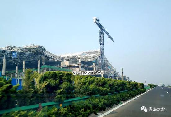红岛站站房紧邻青兰高速