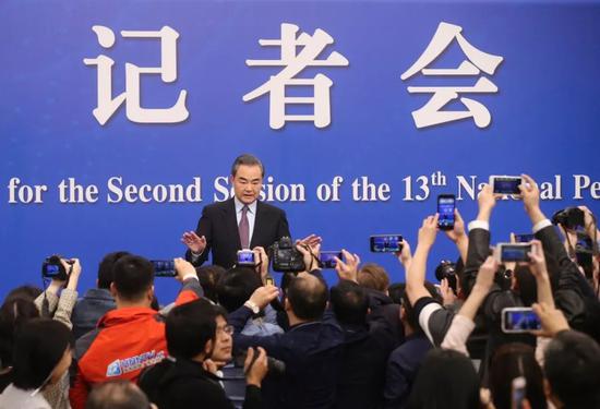 3月8日上午,王毅就“中国外交政策和对外关系”相关问题回答中外记者提问。摄影/新京报记者 彭子洋