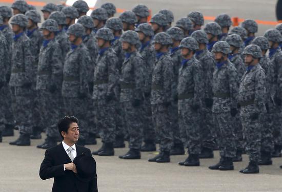 日本首相安倍视察自卫队。|视觉中国