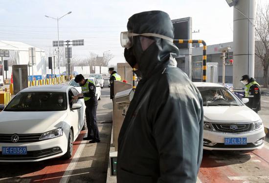 通燕高速白庙进京检查站,民警对每辆进京车辆都进行人员信息核实和体温测量。