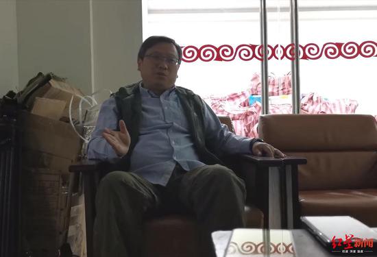 凉山彝族仆从社会博物馆馆长邓海春担当采访