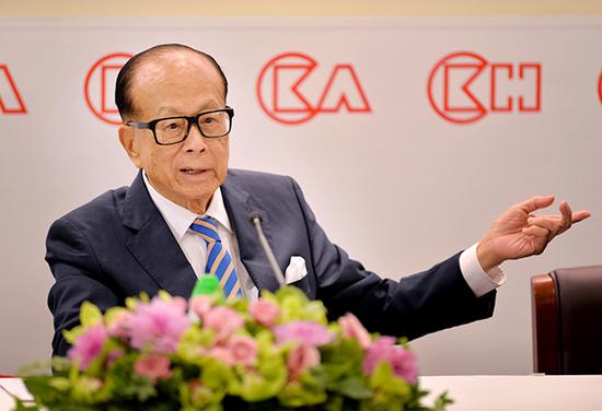李嘉诚工作78年后正式交棒长子 称退休后如常