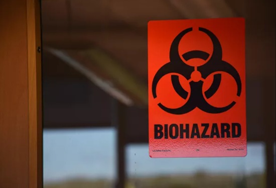 ▲资料图片:美国一家位于格鲁吉亚的生物实验室门口的警示标志。(俄罗斯卫星通讯社)