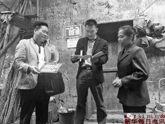 4月13日,蓝标河(左一)在融安县大坡乡同仕村走访贫困户黄芳强家庭。 受访者供图