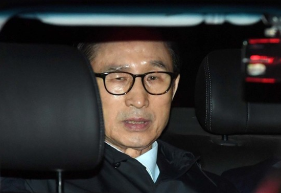 3月22日，李明博离开家前往拘留所