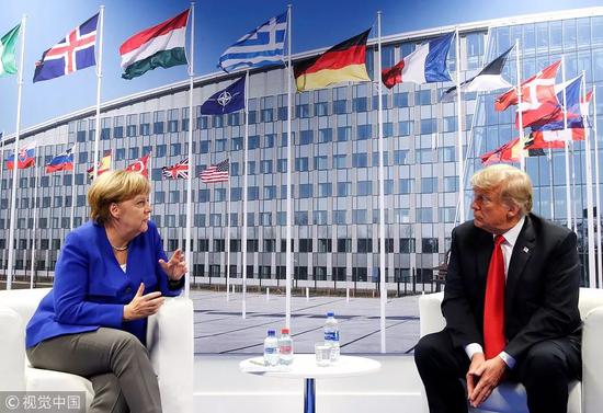 ▲北约峰会期间，美国总统特朗普与德国总理默克尔举行双边会谈。 图片来源：视觉中国