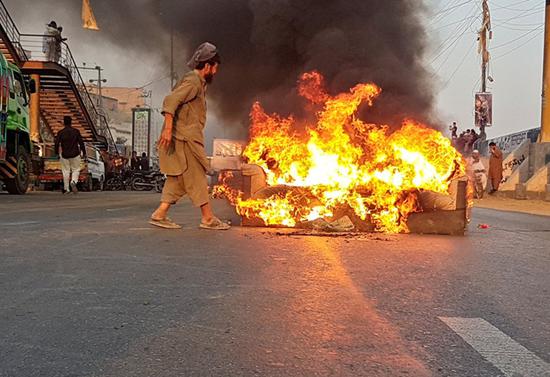 抗议者在卡拉奇焚烧物品  图自推特