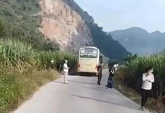 周加庆在生命最后一刻刹车后,班车所停之处。 网友供图