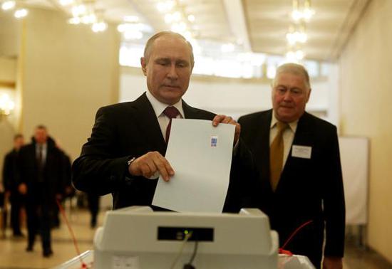 3月18日，俄现任总统弗拉基米尔·普京于当日下午在莫斯科参加俄大选投票。视觉中国 图