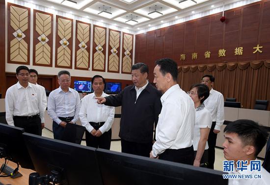 2018-08-21上午,习近平在海南省政务数据中心大厅考察。(图片来源:新华社)