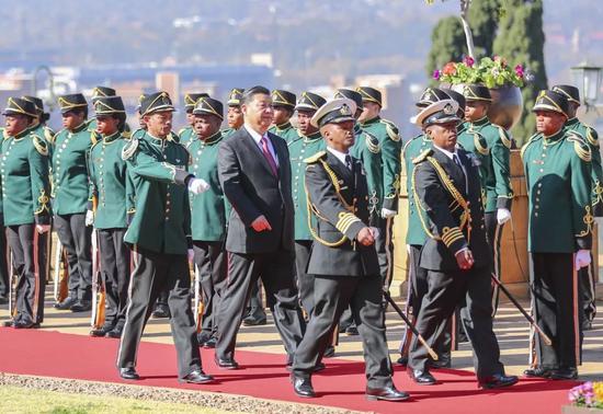 7月24日，国家主席习近平在比勒陀利亚同南非总统拉马福萨举行会谈。会谈前，拉马福萨为习近平举行隆重欢迎仪式。新华社记者谢环驰摄