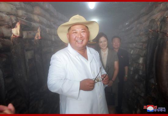 金正恩偕夫人视察鲶鱼厂(朝中社)