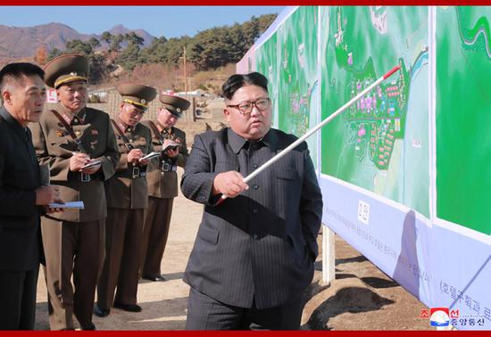 金正恩视察阳德郡温泉旅游区工地(朝中社)