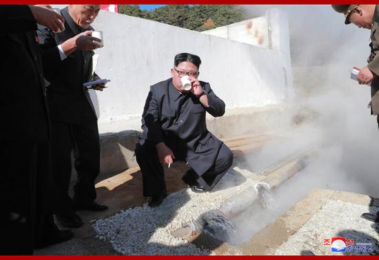 金正恩视察阳德郡温泉旅游区工地(朝中社)