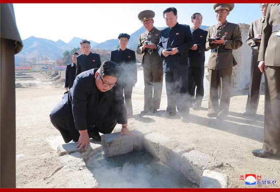 金正恩视察阳德郡温泉旅游区工地(朝中社)