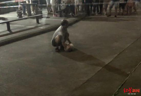 ↑孩子爷爷在现场抱住已经坠亡的孩子