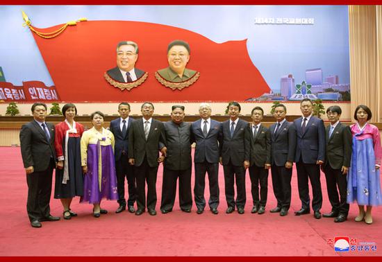 金正恩同參會人員合影(朝中社)