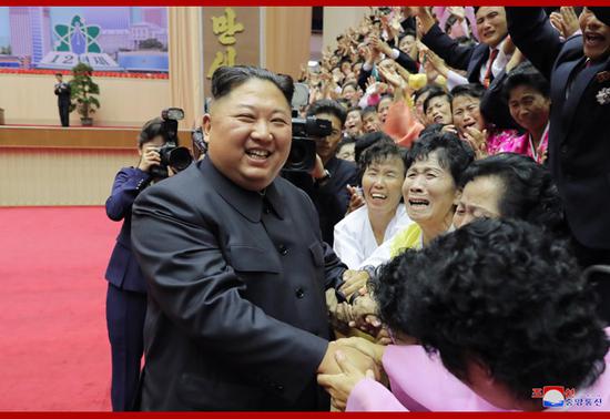 金正恩同參會人員熱情握手(朝中社)