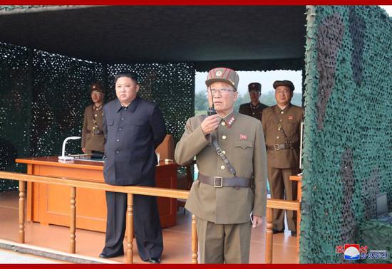 9月10日,金正恩再次现场指导超大型火箭炮试射。