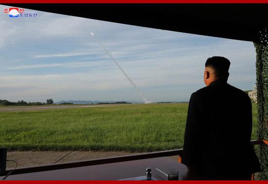 8月24日,金正恩指导新研发的超大型火箭炮试射。图/朝中社