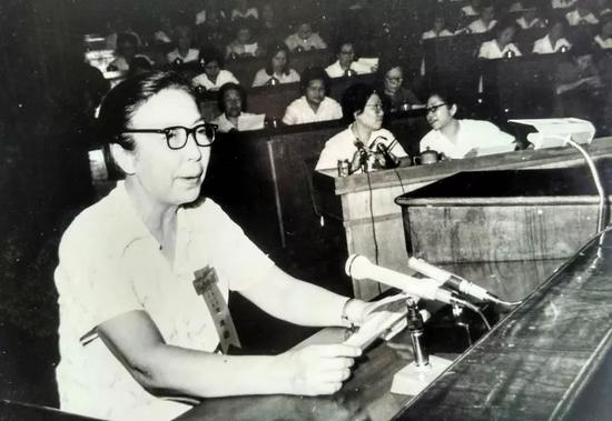 ▲1983年8月8日在四川省第六次妇代会致开幕词