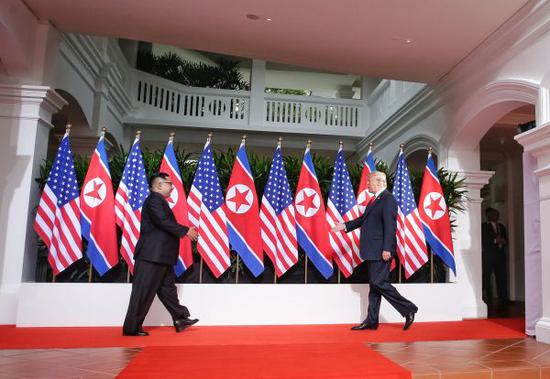 6月19日,中共中央总书记、国家主席习近平同当日抵京对中国进行访问的朝鲜劳动党委员长、国务委员会委员长金正恩举行会谈。这是会谈前,习近平总书记在北京人民大会堂北大厅为金正恩委员长举行欢迎仪式。 新华社记者 申宏 摄