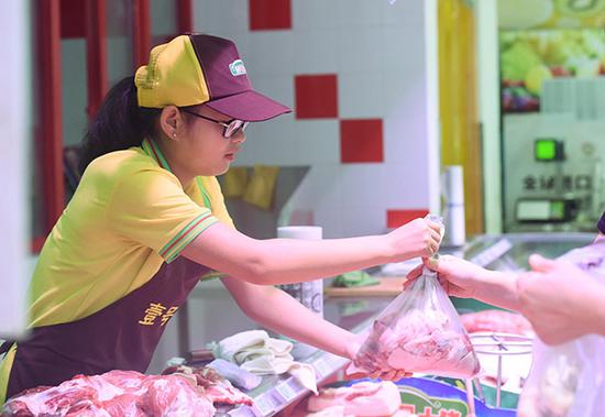丰红倩在卖猪肉。视觉中国 图