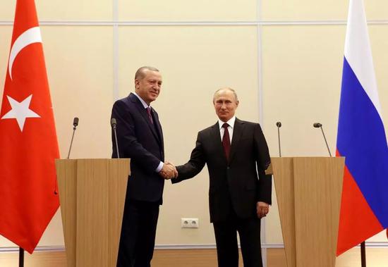 ▲资料图片：2017年11月13日，在俄罗斯索契，俄罗斯总统普京（右）与土耳其总统埃尔多安在新闻发布会上握手。（新华社/路透社）