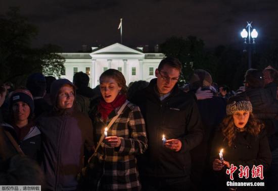 當地時間2018年10月27日，美國多地，猶太社區的成員參加燭光守夜活動，紀念猶太教堂槍擊案遇難者。