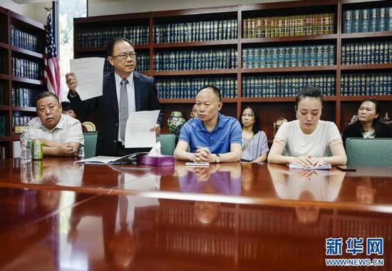 ▲6月8日，江玥父亲和表姐与媒体见面会，左二为邓洪律师 。图据新华网