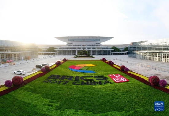这是布置在厦门国际会展中心广场上的厦门会晤主题花坛(2017年8月24日摄)。新华社记者 姜克红 摄
