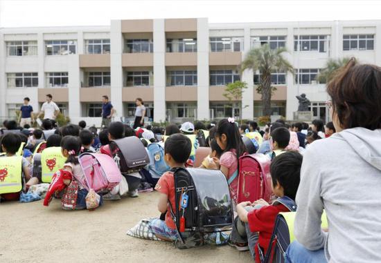 日本小学生在学校里避难（图片来源：路透）