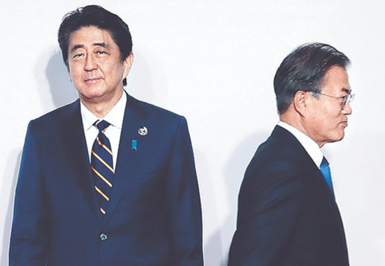 G20峰会,安倍晋三与文在寅握手8秒后各自离开。(韩国《中央日报》)