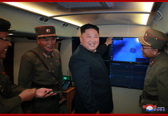 金正恩再次指导新型大口径控制火箭炮试射。(图源:朝中社)