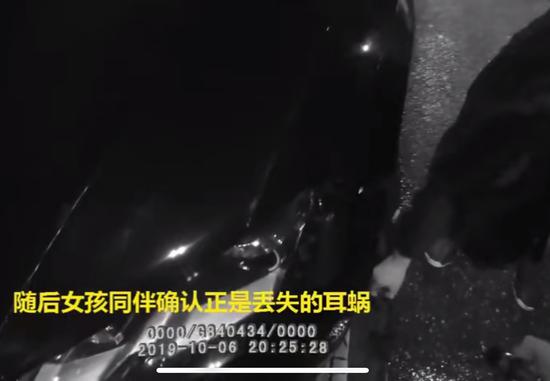 经过20多分钟搜寻,民警在一辆黑色轿车旁找到。执法记录仪截图