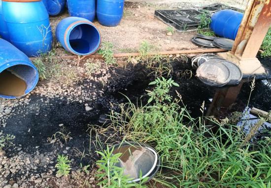 图3 厂区内受污染坑塘,废煤焦油桶随意堆放