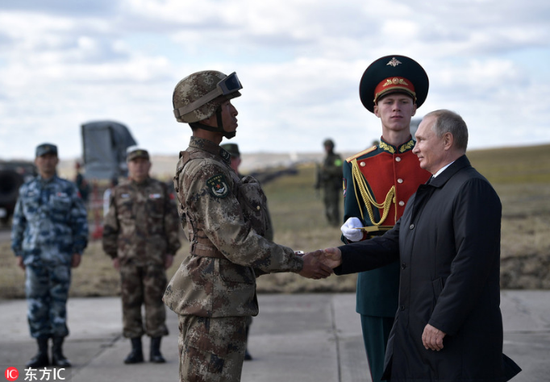 普京观摩东方-2018军演 为表现优秀中国士兵颁