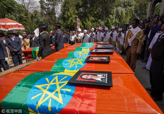 埃航坠机事件中遇难的乘客和机组人员的棺材在塞拉西教堂（Selassie Church）前排列整齐。