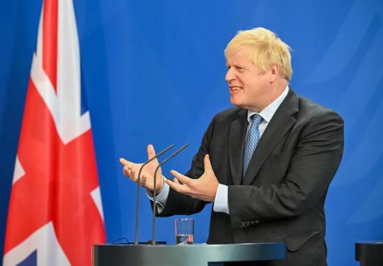8月21日,在德国首都柏林的总理府,来访的英国首相约翰逊与德国总理默克尔(未在画面中)出席联合记者会。新华社记者连振摄