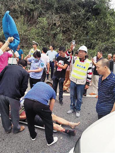 危化品车高速路自燃致5人受伤 附近居民自发救援