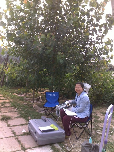 王欣在野外观测