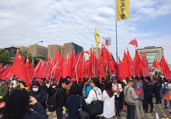 反年改团体携五星红旗于蔡办前示威，与台警方冲突。（台媒）