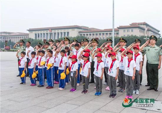 升旗现场(图片来源:中国军网)