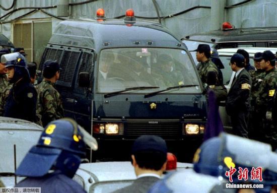 1986年麻原彰晃購買武器和製造武器的機械,藏在山梨縣的邪教基地,偷偷製造毒氣。圖爲1995年5月26日,麻原彰晃被捕。