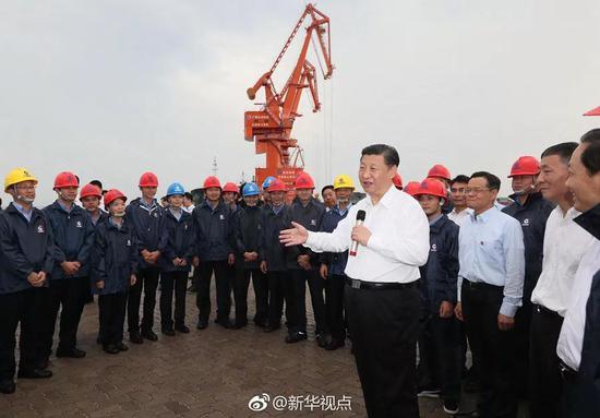 △2017年4月19日,习近平考察坐落于广西北部湾的北海市铁山港码头,与工人交谈。