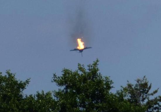 资料图片：当地目击者拍到的其中一架德军“台风”战机起火坠落瞬间。（图片来源于网络）